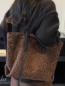 Grand sac cabas chic à imprimé léopard porté par un mannequin au style d'automne