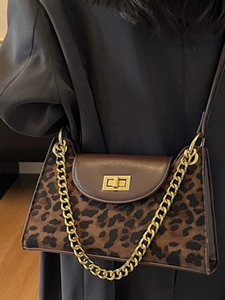 Schicke Schultertasche mit Leopardenmuster, brauner Lederklappe und Goldkette