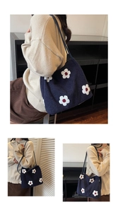 Vues détaillées du cabas en polaire bleu marine avec broderies florales blanches