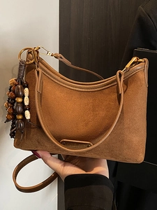 Sac cabas rétro en daim marron avec design incurvé et pendentif en perles de bois chic