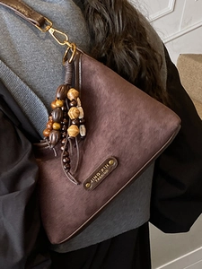 Sac fourre-tout marron en cuir souple pour femme avec pendentif en bois vintage
