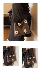 Détail d'un sac cabas en peluche marron avec motifs floraux et bandoulière surpiquée