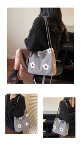 Détail du grand sac cabas en polaire grise avec motif floral et fines anses noires