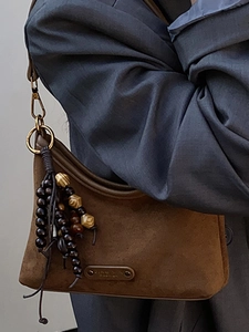 Sac hobo marron en daim avec gland en perles et garnitures métalliques dorées vintage