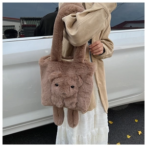 Detail der flauschigen Teddybär-Tasche mit 3D-Plüschelementen und weicher Materialstruktur