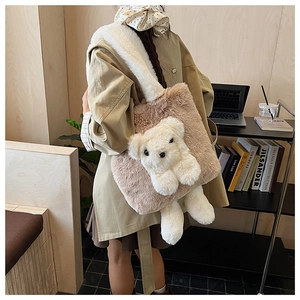 Detailansicht der Plüsch-Tragetasche mit 3D-Teddybär und weichem Kunstpelz-Riemen
