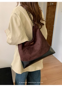 Detail der Hobo-Tasche mit Retro-Stepp-Wildleder-Textur und elegantem Kettenriemen