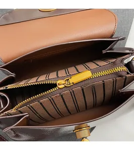 Détail de l'intérieur du sac vintage avec doublure rayée et fermeture éclair dorée