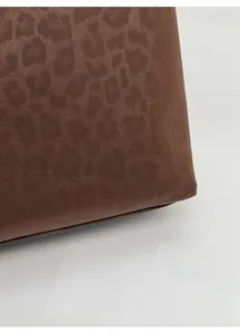 Détail de la texture léopard résistante aux rayures sur le cabas en cuir marron de qualité