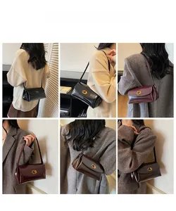 Détail du sac sous le bras rétro en similicuir avec fermoir rotatif ovale doré élégant