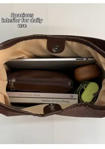 Vue de l'intérieur d'un grand cabas léopard avec de l'espace pour ordinateur et livres