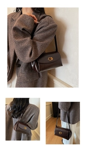 Détails du sac à bandoulière en cuir verni marron foncé avec fermoir doré rotatif