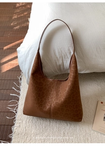 Détail de l'imprimé léopard vintage sur un grand sac à main souple fourre-tout
