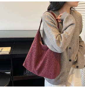 Detail of burgundy leopard print tote bag with soft texture for autumn outfits