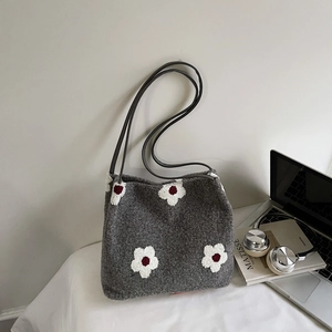 Détail du sac cabas en peluche grise avec fleurs brodées et fines anses en cuir noir
