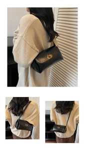 Détail du sac sous le bras en cuir brillant avec fermoir rotatif en métal doré vintage