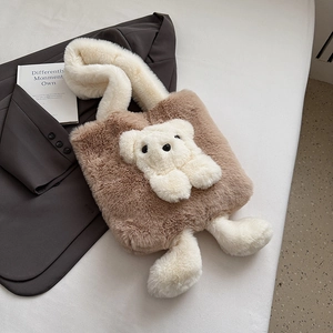 Detail der braunen Webpelz-Handtasche mit weißem Plüschbären und weichem Tragegriff