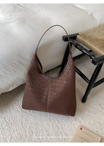 Détail du sac hobo marron foncé à imprimé léopard avec texture vintage minimaliste élégante
