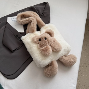 Detailaufnahme der weißen Plüschhandtasche mit süßem braunem 3D-Bären für den Herbst
