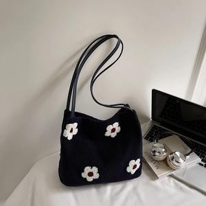 Vue détaillée du cabas en peluche bleu marine avec broderies florales en trois dimensions