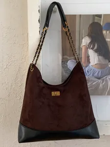 Vintage braune gesteppte Wildleder-Achseltasche mit Goldkette und quadratischem Schloss