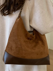 Braune Retro-Unterarmtasche aus Wildleder mit Rautensteppung und Metallkettenriemen