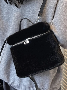 Minimalistischer schwarzer Pelzrucksack mit silbernem Reißverschluss und Lederriemen