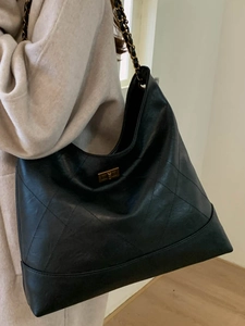 Schwarze gesteppte Ledertasche mit goldener Kette für minimalistischen Business-Style