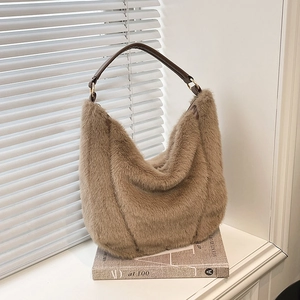 Dettaglio della morbida pelliccia marrone della borsa hobo con manico in pelle