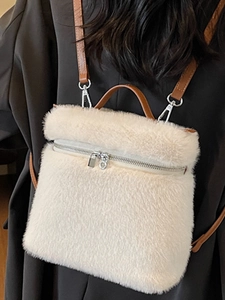 Schicker beiger Kunstfell-Rucksack für Damen mit braunem Griff und silbernen Zippern