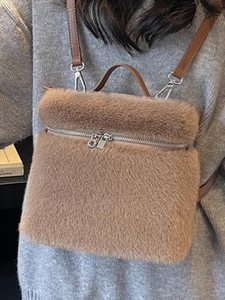 Brauner flauschiger Plüschrucksack mit Lederriemen und silbernen Metalldetails