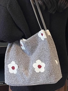 Sac fourre-tout gris en peluche avec motif fleur 3D et bandoulière noire minimaliste