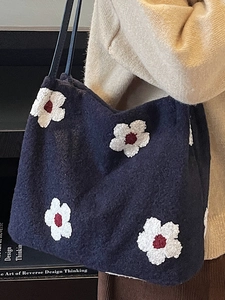 Sac cabas en peluche avec broderie fleur de cœur et anses en cuir noir tendance