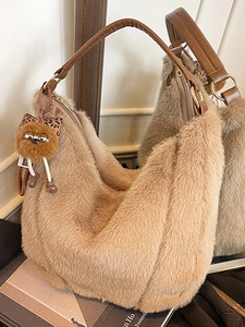 Elegante borsa sottobraccio in ecopelliccia kaki con morbida trama e ciondolo cartoon