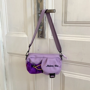 Detail der lila Nylon-Umhängetasche mit verstellbarem Gurt und Moborn Bag Bestickung