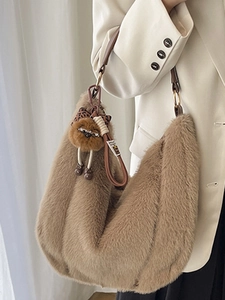 Borsa hobo marrone in pelliccia sintetica con tracolla in pelle e ciondolo peluche carino