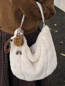 Borsa a spalla bianca in peluche con tracolla in pelle e ciondolo leopardo autunnale