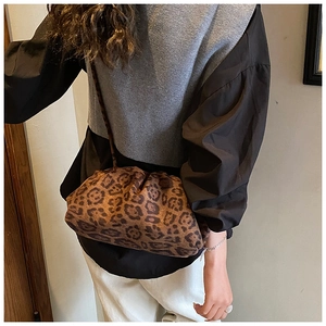 Vista dettagliata della trama leopardata della borsa a nuvola e delle pieghe sulla modella