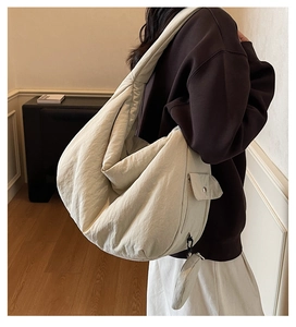 Détail du grand sac hobo blanc cassé avec poche latérale et petit porte-monnaie amovible