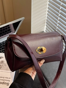 Sac à bandoulière minimaliste en cuir PU bordeaux avec fermoir rotatif doré pour femmes