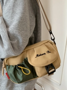 Modische Nylon-Umhängetasche in Beige und Grün für die Freizeitmode im Herbst 2025