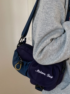 Minimalistische dunkelblaue Umhängetasche mit verstellbarem Gurt und sportlichem Design