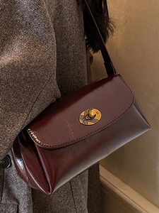 Sac à bandoulière en cuir bordeaux foncé à rabat avec boucle métallique texturée pour femme