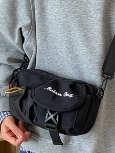 Minimalistische schwarze Nylon-Umhängetasche mit Stickerei und gelbem Kordelzug-Detail