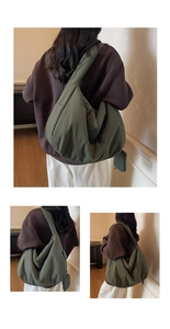 Trois vues du sac bandoulière en nylon vert olive avec large sangle et porte-monnaie