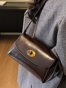 Sac à bandoulière en cuir synthétique marron foncé avec boucle métallique dorée pour femme