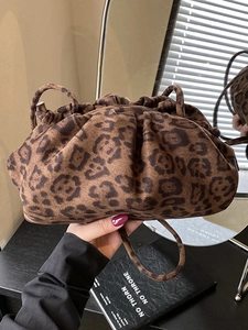 Borsa a mano alla moda con stampa leopardata e coulisse per un look autunno-inverno chic