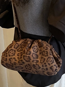 Borsa a nuvola alla moda con stampa leopardata e sottile tracolla dal design a pieghe