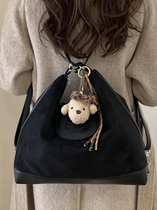 Schwarze Retro-Wildleder-Einkaufstasche mit Lederdetails und Plüsch-Hundeanhänger