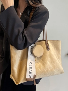 Chic quilted tote bag in light brown suede with a small coin purse and stylish woven strap